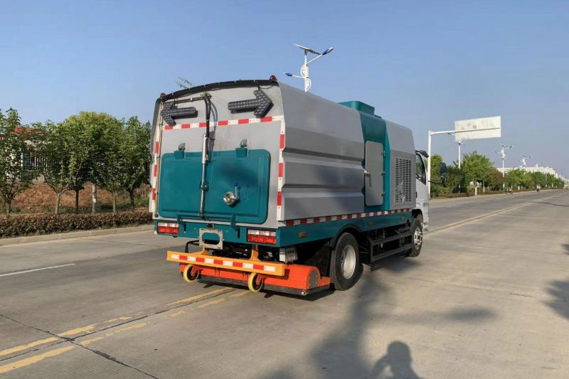 東風(fēng)小多利卡吸塵車（后置吸塵）（1水4塵）